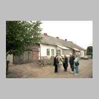 022-1302 Goldbach im Sommer 2002. Kleiner Plausch vor der vollkommen entstellten Volksschule.JPG